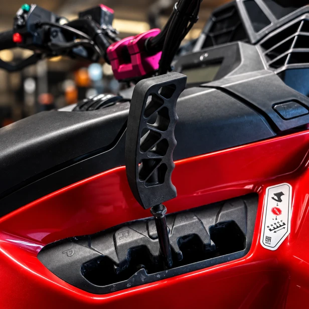 PSE Skeleton Shifter M8 — czarny, zamontowany na quadzie