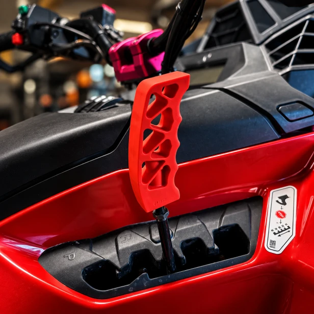 PSE Skeleton Shifter M8 — czerwony, zamontowany na quadzie