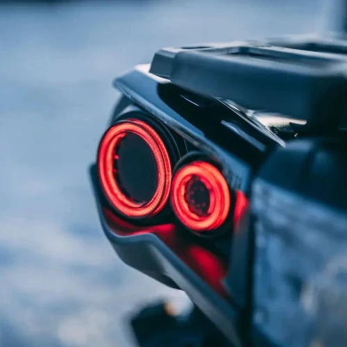 PSE Halo — czerwone pierścienie tylnych lamp zamontowanych w Can-Am Renegade