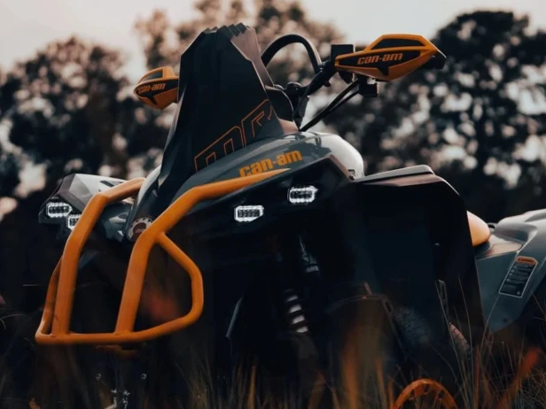 Neutrino Omega G3 — lampy w Can-Am Renegade XMR, zbliżenie przodu