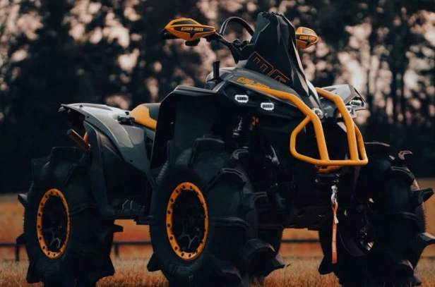 Neutrino Omega G3 — Can-Am Renegade XMR z włączonymi ringami
